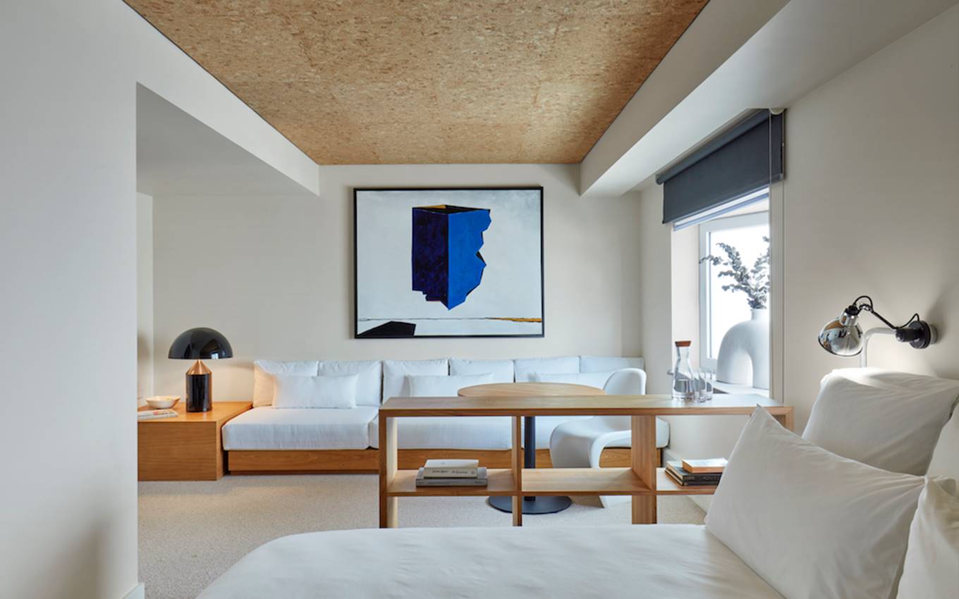 A white couch and a table are arranged in a cosy room, creating a welcoming and stylish atmosphere.